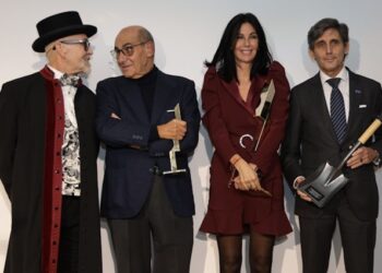 Luis Abril recibe el premio homenaje a su trayectoria de manos de Álvarez-Pallete