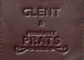 Etiqueta de cuero del traje de chaqueta creadapara la colección cápsula de Sastrería Prats en colaboración con la marca de calzado Glent