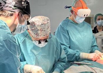 Cirujanos e ingenieros del Hospital Universitario La Luz operan un tumor maxilar asistidos por gafas de realidad aumentada