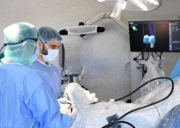 HM Rosaleda se convierte en el primer hospital privado de Galicia en adquirir el robot de prótesis de rodilla MAKO 