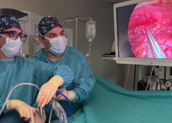 Los doctores Diego González Rivas y Régulo Ávila realizan una compleja e infrecuente cirugía torácica en el Hospital Ruber Internacional