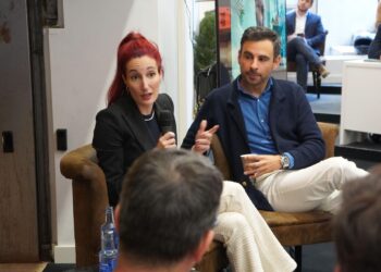 Liderazgo en la alfabetización en IA y el salto hacia los agentes inteligentes: el propósito de ISDI para su comunidad