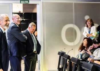 El presidente de Telefónica visita informalmente la sala de prensa antes de la Junta General de Accionistas