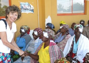 La Fundación Elena Barraquer ilustra su labor con el documental ‘NoMásCataratas: un desafío global’