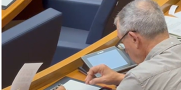 Baldoví se aburre: consulta Amazon durante el Pleno de Les Corts