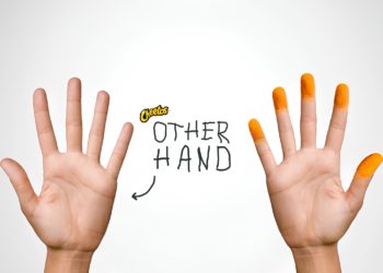 Nil Ojeda, el tirador Yusuf Dikeç y el lanzador de paelleras Azogue Elea compiten con su mano no dominante en una campaña de Cheetos