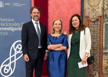 La Dra. Carmen Ayuso, directora científica del Instituto de Investigación Sanitaria de la Fundación Jiménez Díaz, recibe del Rey el Premio Nacional de Investigación 2024 en el área de Medicina y Ciencias de la Salud