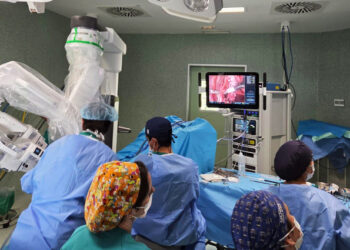 HM Hospitales y ROC Clinic marcan un hito en la cirugía urológica al realizar la primera cistectomía radical robótica con da Vinci Single Port en España y la tercera de Europa