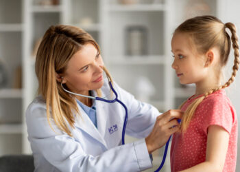 Quemaduras, gastroenteritis, conjuntivitis, otitis y contusiones, las urgencias pediátricas más frecuentes en verano