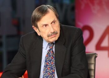 Antonio Papell sigue haciendo el ridículo con un ataque ‘edadista’ a Alfonso Guerra