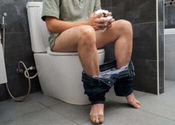 Orinar sentado es mejor que orinar de pie: estos son sus beneficios