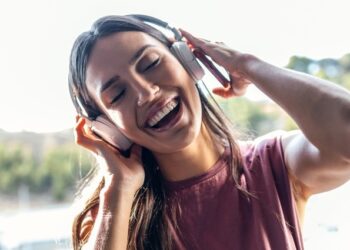 Auriculares, piscinas y conciertos: el cóctel de verano que pone en riesgo tu audición