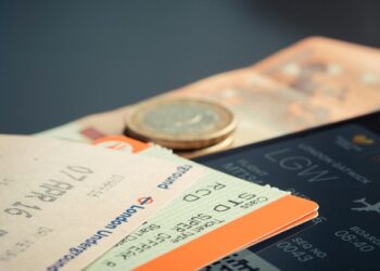 El Gobierno quiere prohibir la publicidad de combustibles fósiles y de vuelos de corta distancia cuando existan alternativas más limpias