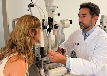 Los problemas oculares aumentan durante el verano debido a la exposición solar, el cloro y los alérgenos