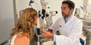 Los problemas oculares aumentan durante el verano debido a la exposición solar, el cloro y los alérgenos