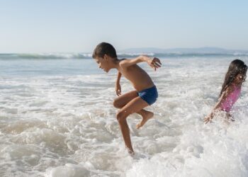 Guía de primeros auxilios para un verano seguro: cómo prevenir y tratar los incidentes más comunes de la temporada