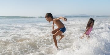 Guía de primeros auxilios para un verano seguro: cómo prevenir y tratar los incidentes más comunes de la temporada