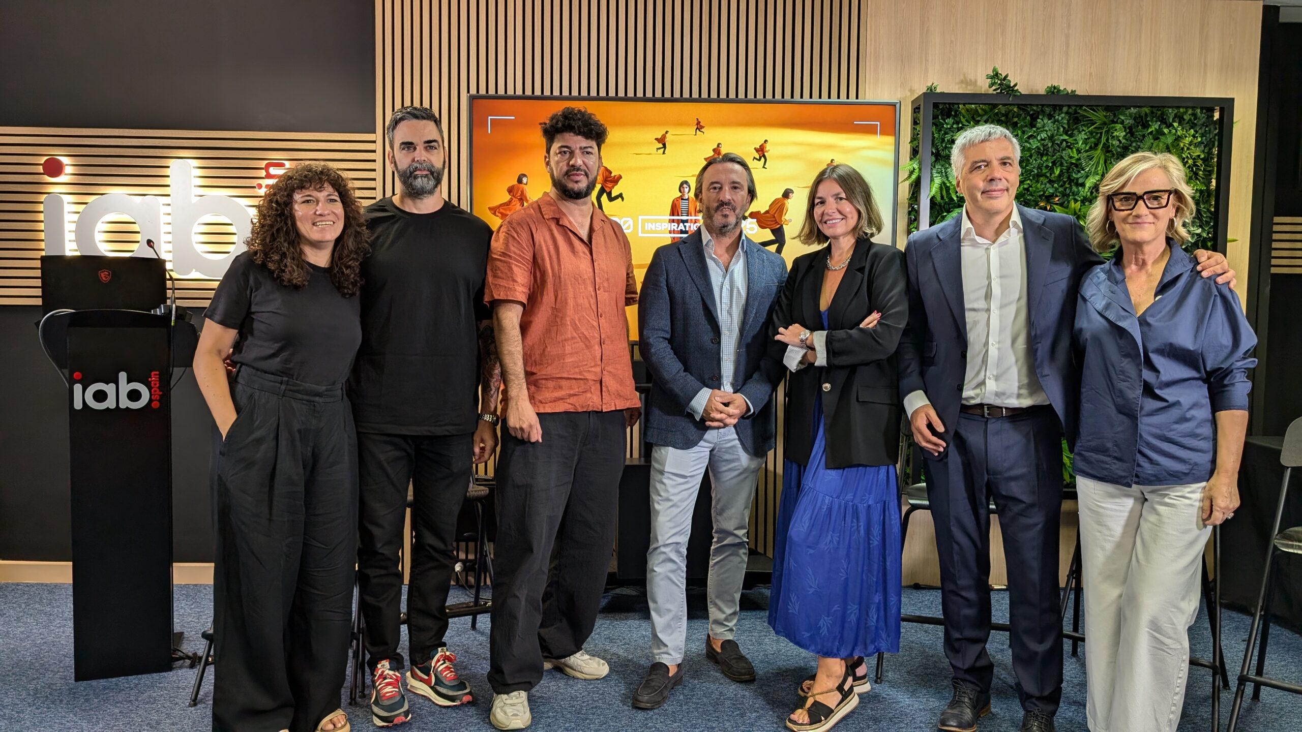 De izquierda a derecha: Alba Vence y Daniel Requena de Lady Brava, Petrus, Carlos Sanchez de IAB Spain, Lucía Angulo de McCann Worldgroup y McCann Spain, Miguel Pereira de Darwin Verne y Phileas, y Reyes Justribó de IAB Spain