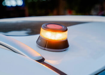 ZTE lanza en España la baliza conectada V16 ZTE E1, certificada por la DGT para reforzar la seguridad vial