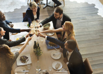 Las comidas de negocios crecen un 68 % en dos años y se realizan más cerca de casa gracias al trabajo híbrido