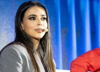 Santaolalla ‘superstar’: acusa de ‘partidismo’ mientras modera a cuenta de dos Ministerios