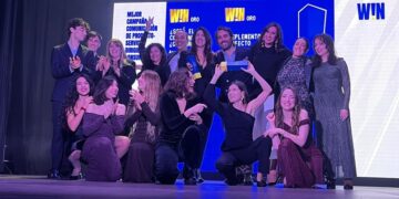 Almudena Ariza recibe el Premio a la Comunicación Ejemplar en los Premios W!N 2025