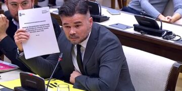 El Caníbal, charnego… de Santa Coloma nos escupe desde las Cortes