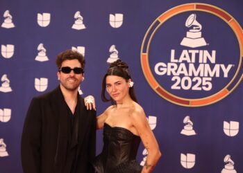 “TALENTO ALMERIENSE” BRILLA EN LOS LATIN GRAMMY: VERA GRV DESLUMBRA EN LA ALFOMBRA ROJA CON UN DISEÑO DE BLAM ATELIER