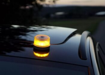 Baliza V-16: Qué pide el sector para que su implantación realmente salve vidas en carretera