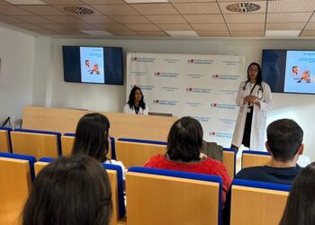 Los especialistas del Hospital Universitario Infanta Elena recuerdan que la complejidad de la salud del paciente mayor exige una visión integral en su atención