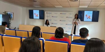 Los especialistas del Hospital Universitario Infanta Elena recuerdan que la complejidad de la salud del paciente mayor exige una visión integral en su atención