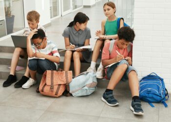 El 81% de la Generación Alpha espera que el trabajo híbrido sea la norma en 2040