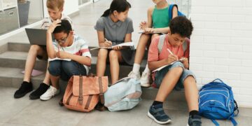 El 81% de la Generación Alpha espera que el trabajo híbrido sea la norma en 2040