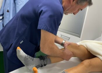 Centro Médico Teknon destaca la prevención en la temporada de esquí y el papel clave de la cámara hiperbárica en las lesiones