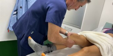 Centro Médico Teknon destaca la prevención en la temporada de esquí y el papel clave de la cámara hiperbárica en las lesiones