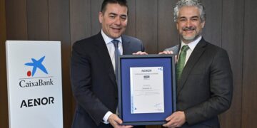 CaixaBank, primera entidad financiera en certificar su modelo de Acción Social con AENOR