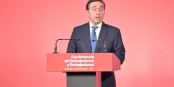 Albares se lava la cara en el Ateneo de Luis Arroyo, del que se mofan en el programa de Cintora