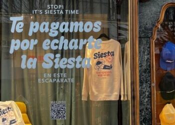 Una tienda de Madrid paga 300 euros por echarse la siesta en su escaparate