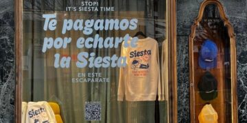 Una tienda de Madrid paga 300 euros por echarse la siesta en su escaparate