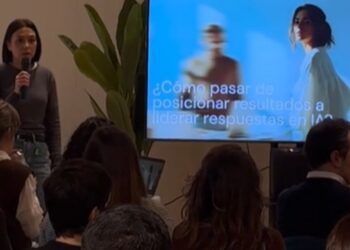 Profesionales del marketing discuten sobre el papel de la IA generativa en el nuevo posicionamiento digital