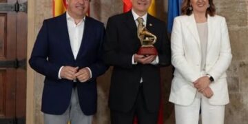 Juanfran Pérez Llorca recibe a Rafael Serralet, el primer valenciano galardonado con un Latin Grammy al mejor álbum instrumental
