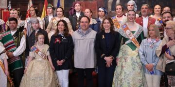 Pérez Llorca recibe a los embajadores de las Fallas “más preciados”