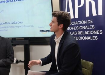 Jóvenes que conectan, aprenden y lideran: Así es el futuro de los asuntos públicos en España