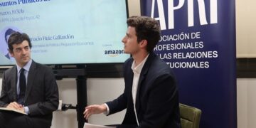 Jóvenes que conectan, aprenden y lideran: Así es el futuro de los asuntos públicos en España