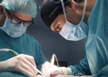 Cómo resolver casos complejos en cirugías con implantes maxilofaciales en una sola intervención