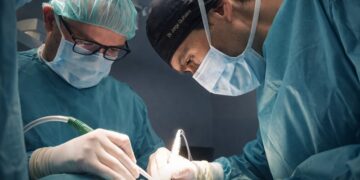 Cómo resolver casos complejos en cirugías con implantes maxilofaciales en una sola intervención