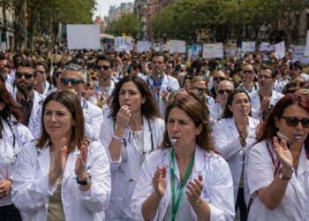 La huelga de médicos tensiona el sistema sanitario en toda España