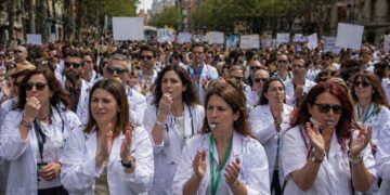 La huelga de médicos tensiona el sistema sanitario en toda España