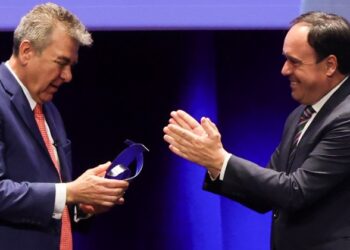 Pérez Llorca reivindica el periodismo “comprometido con la verdad” ante la presión del poder