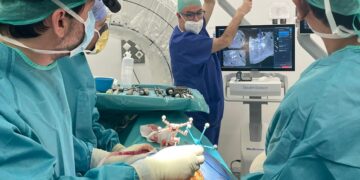 El Centro Médico Teknon corrige una escoliosis severa en una paciente de 80 años